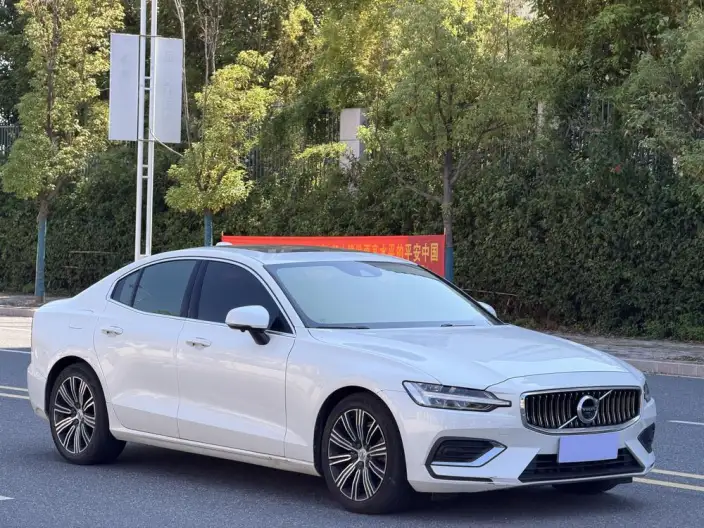 Volvo S60 2022 Model B4 Smart Range Deluxe Edition