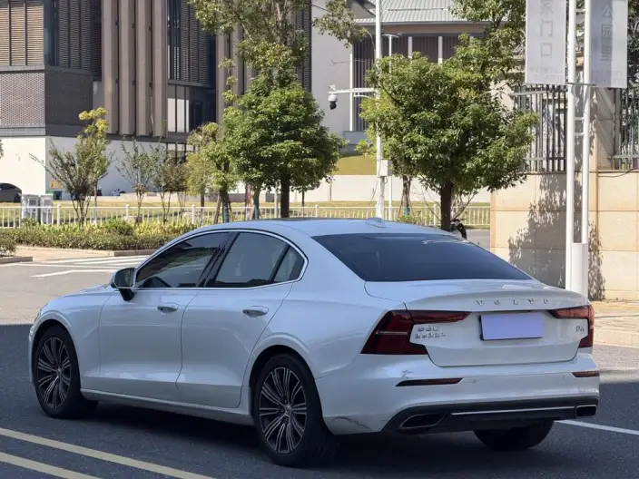 Volvo S60 2022 Model B4 Smart Range Deluxe Edition