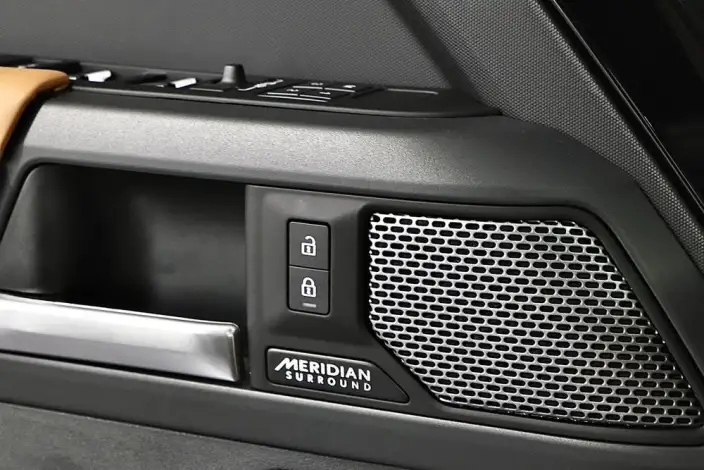 Land Rover Defender 2024 Model 110 3.0T P400 X – фото 10