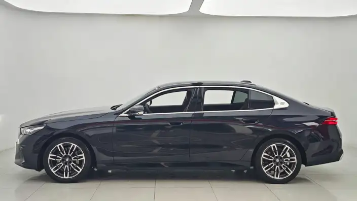 BMW 5 Series 2024 Model 530Li Leading Model M Sports Set – фото 4