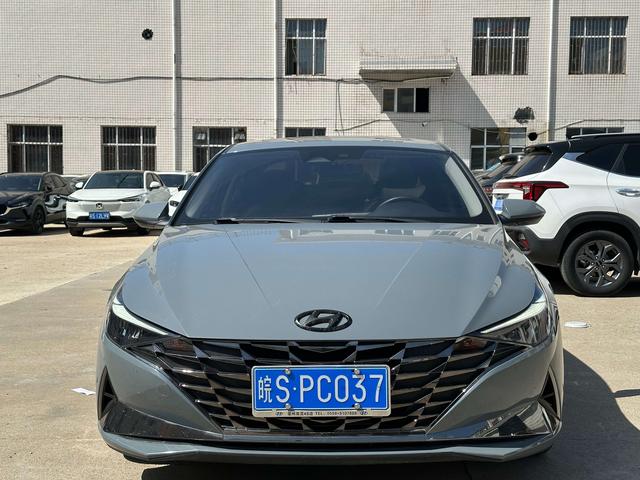 Hyundai Elantra 2022 1.5L CVT LUX Premium – фото 2