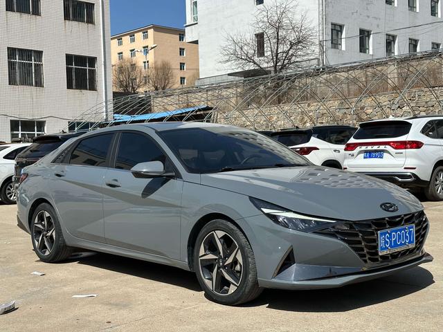 Hyundai Elantra 2022 1.5L CVT LUX Premium – фото 3