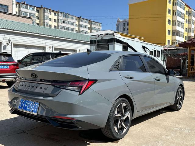 Hyundai Elantra 2022 1.5L CVT LUX Premium – фото 4