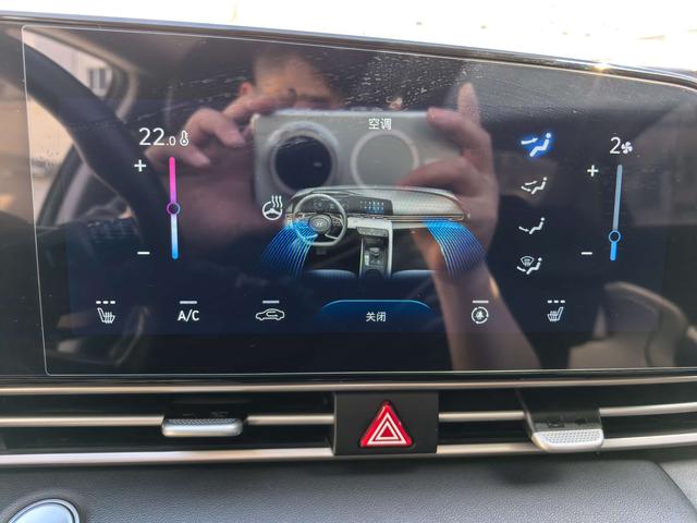 Hyundai Elantra 2022 1.5L CVT LUX Premium – фото 12