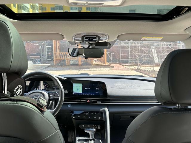 Hyundai Elantra 2022 1.5L CVT LUX Premium – фото 14