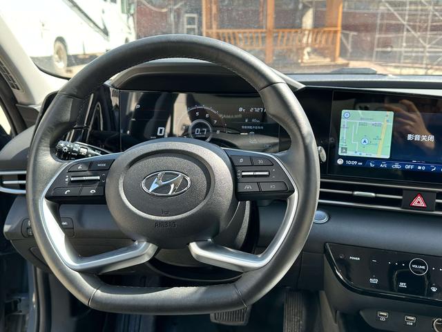 Hyundai Elantra 2022 1.5L CVT LUX Premium – фото 15