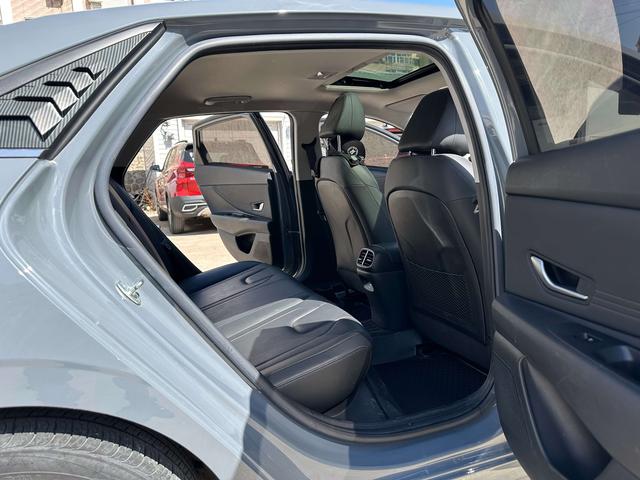 Hyundai Elantra 2022 1.5L CVT LUX Premium – фото 16