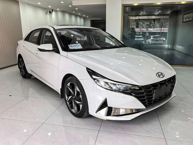 Hyundai Elantra 2022 1.5L CVT LUX Premium – фото 3