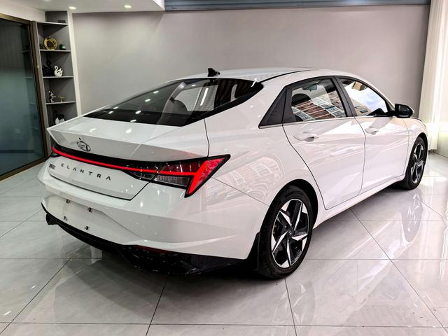 Hyundai Elantra 2022 1.5L CVT LUX Premium – фото 4