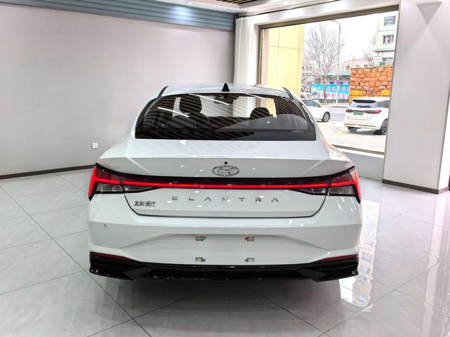 Hyundai Elantra 2022 1.5L CVT LUX Premium – фото 5