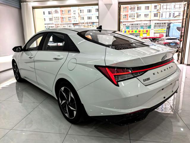 Hyundai Elantra 2022 1.5L CVT LUX Premium – фото 6