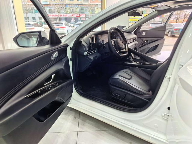 Hyundai Elantra 2022 1.5L CVT LUX Premium – фото 7