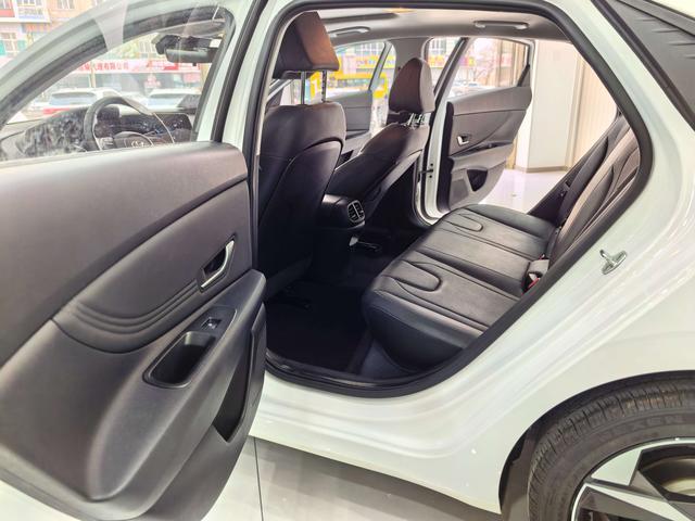 Hyundai Elantra 2022 1.5L CVT LUX Premium – фото 8