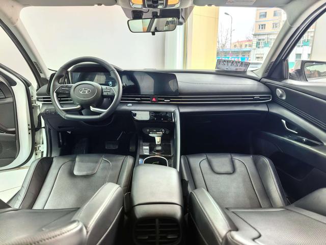 Hyundai Elantra 2022 1.5L CVT LUX Premium – фото 9