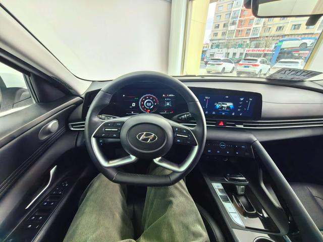 Hyundai Elantra 2022 1.5L CVT LUX Premium – фото 10