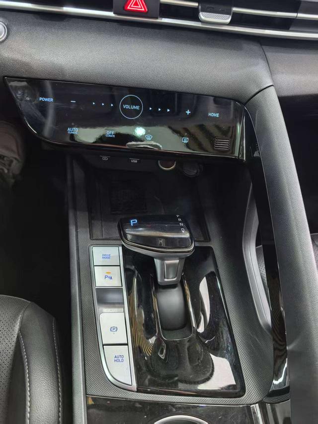 Hyundai Elantra 2022 1.5L CVT LUX Premium – фото 11