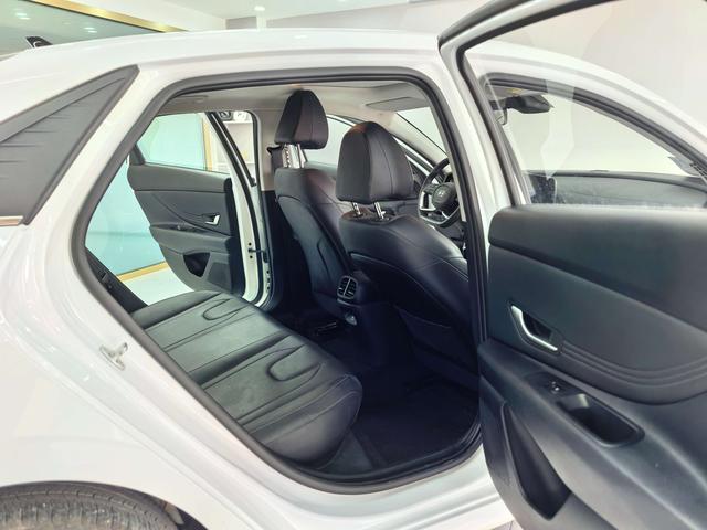 Hyundai Elantra 2022 1.5L CVT LUX Premium – фото 15