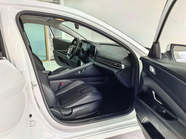 Hyundai Elantra 2022 1.5L CVT LUX Premium – фото 16