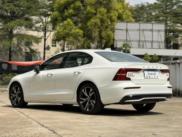 Volvo S60 2024 Model B5 Smart Elegance Sports Edition – фото 4