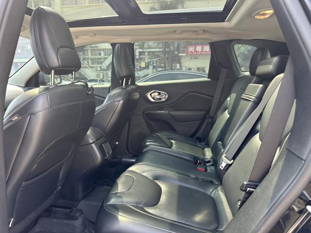 Jeep Cherokee 2016 модификация 2.4L Pro f essional edition – фото 8