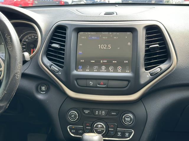 Jeep Cherokee 2016 модификация 2.4L Pro f essional edition – фото 14