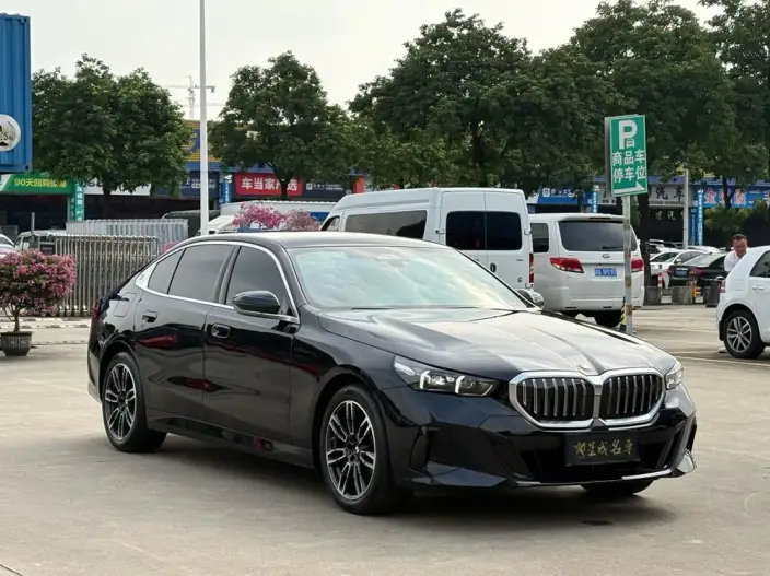 BMW 5 Series 2026 Model 525Li M Sports Set – фото 3