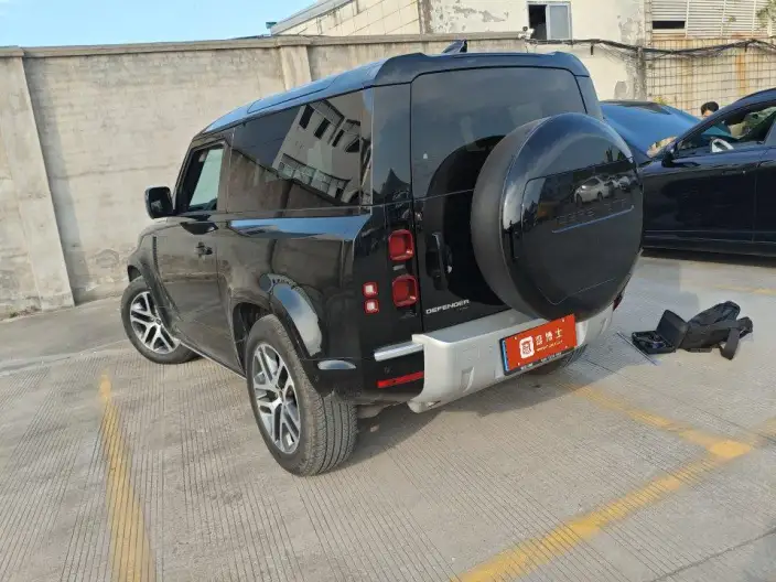 Land Rover Defender 2023 Model 90 2.0T P300 SE – фото 3