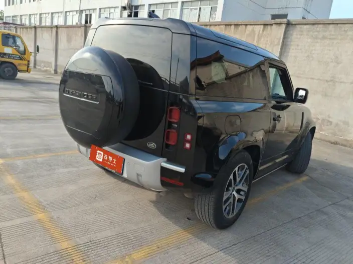 Land Rover Defender 2023 Model 90 2.0T P300 SE – фото 4