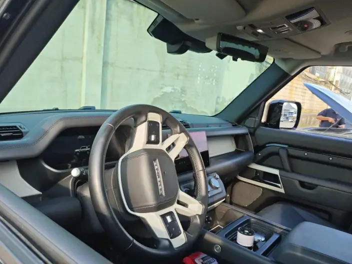 Land Rover Defender 2023 Model 90 2.0T P300 SE – фото 6