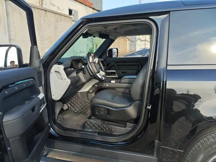 Land Rover Defender 2023 Model 90 2.0T P300 SE – фото 8