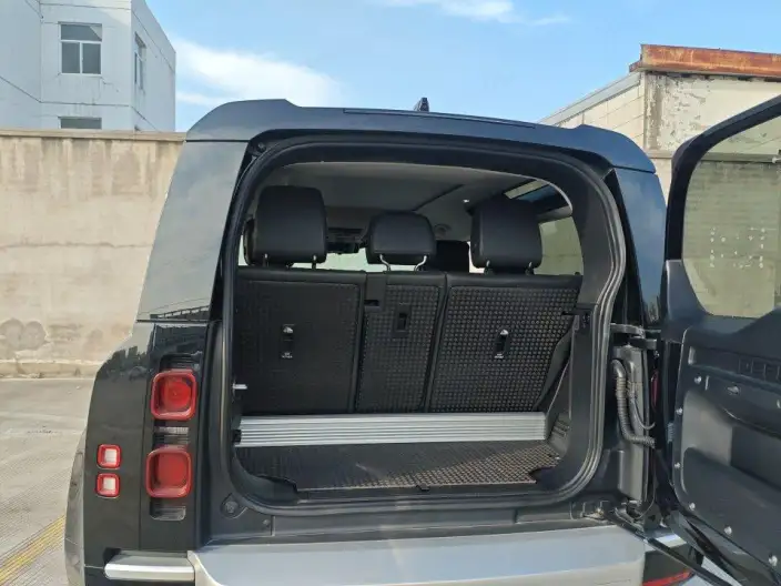 Land Rover Defender 2023 Model 90 2.0T P300 SE – фото 9