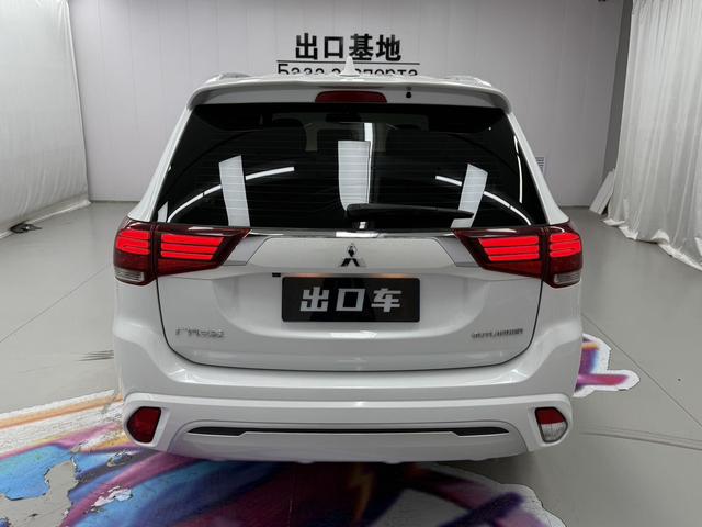 Mitsubishi Outlander 2021 2.0L 2WD Premium 5-Seater – фото 5