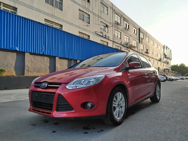 Ford Focus 2012 Hatchback 1.6L Manual Comfort – фото 1