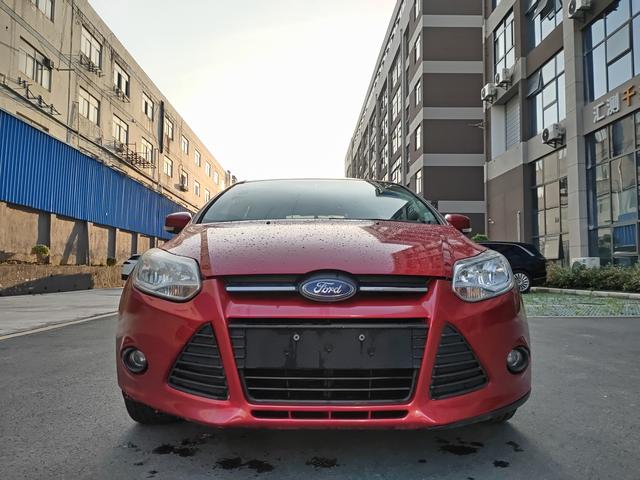 Ford Focus 2012 Hatchback 1.6L Manual Comfort – фото 2