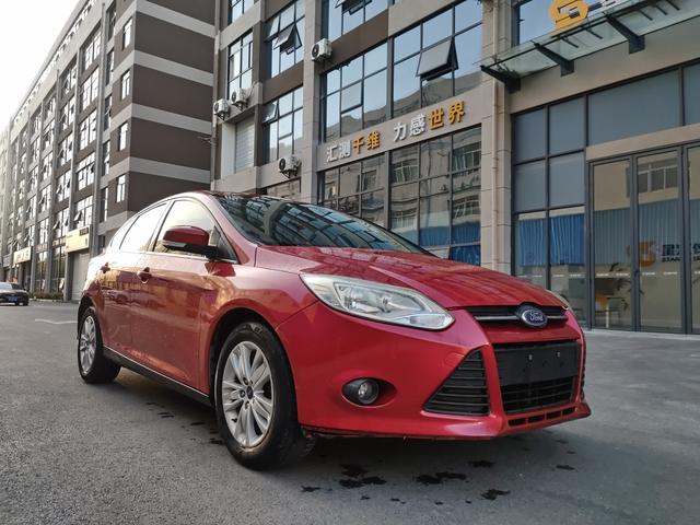 Ford Focus 2012 Hatchback 1.6L Manual Comfort – фото 3