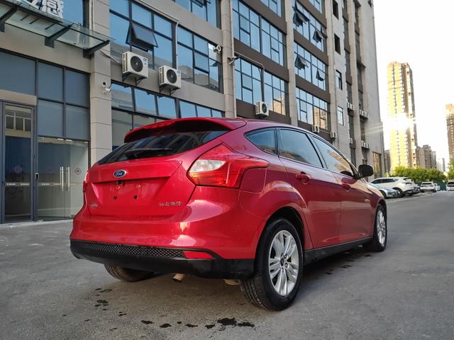 Ford Focus 2012 Hatchback 1.6L Manual Comfort – фото 4