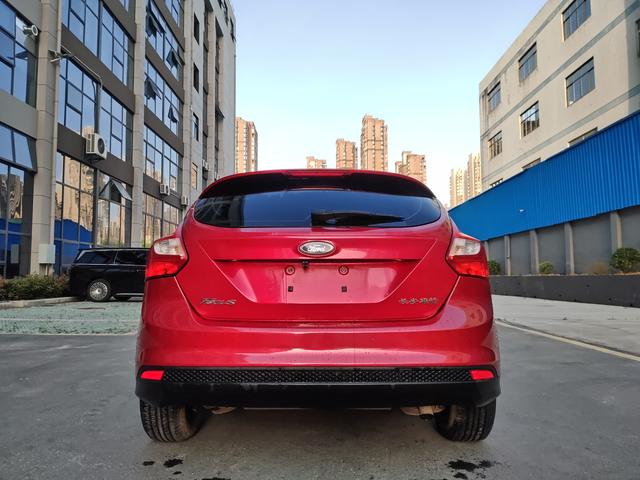 Ford Focus 2012 Hatchback 1.6L Manual Comfort – фото 5