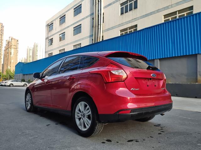 Ford Focus 2012 Hatchback 1.6L Manual Comfort – фото 6