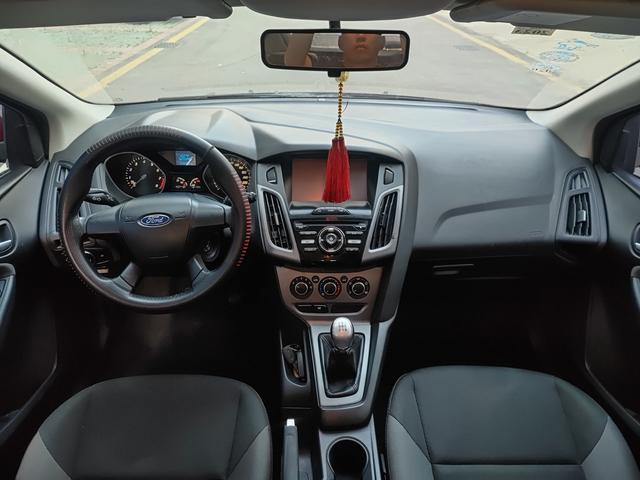 Ford Focus 2012 Hatchback 1.6L Manual Comfort – фото 9