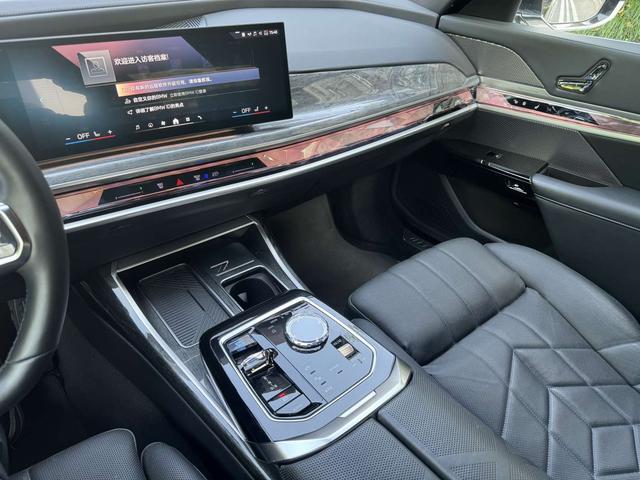 BMW i7 Раздел 2023 eDrive50L Exclusive M Sports Set – фото 9