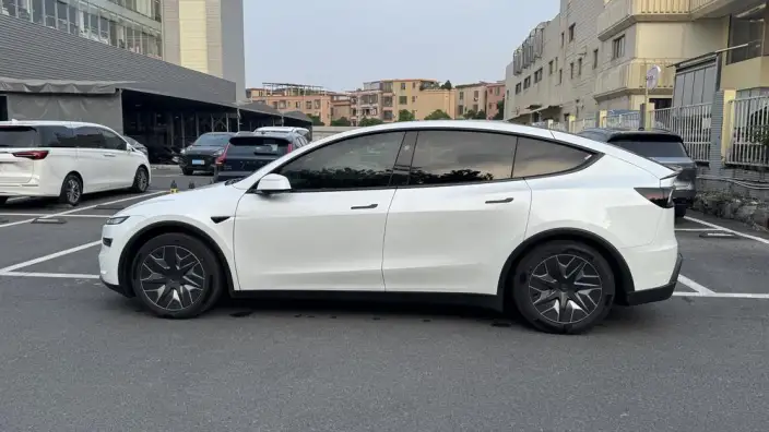 Model Y L 2026 Model Standard Edition – фото 4