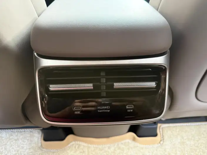 Luxeed R7 2024 Model Extended Range 37kWh Max Rear Drive Edition – фото 7