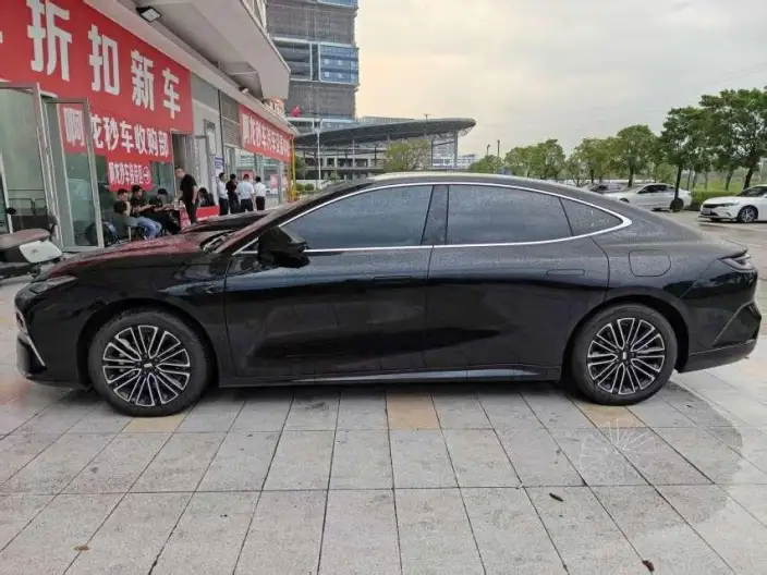 Geely Galaxy E8 PHEV 2025 Model 130km EM-i Premium Edition