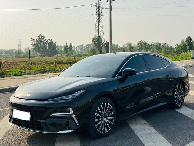 Geely Galaxy E8 PHEV 2025 130km EM-i Flagship Edition