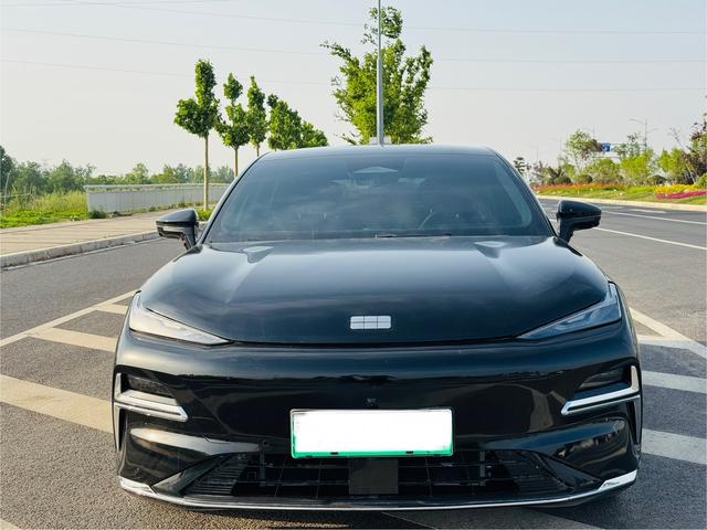 Geely Galaxy E8 PHEV 2025 130km EM-i Flagship Edition