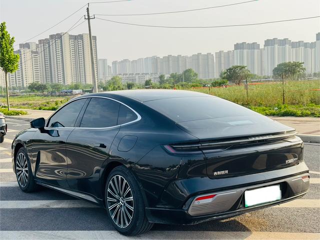 Geely Galaxy E8 PHEV 2025 130km EM-i Flagship Edition – фото 9
