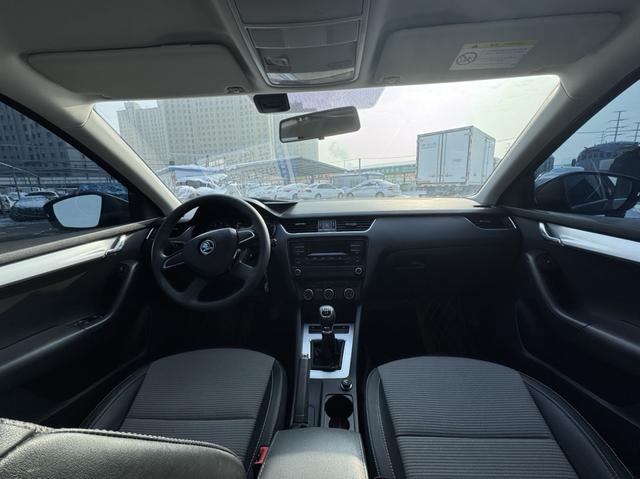 Skoda Octavia 2015 модификация 1.6L Manual Yi Jie Edition – фото 9