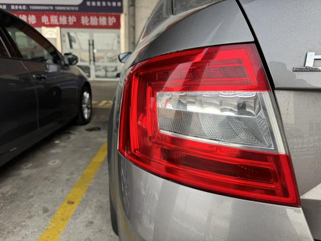 Skoda Octavia 2015 модификация 1.6L Manual Yi Jie Edition – фото 16