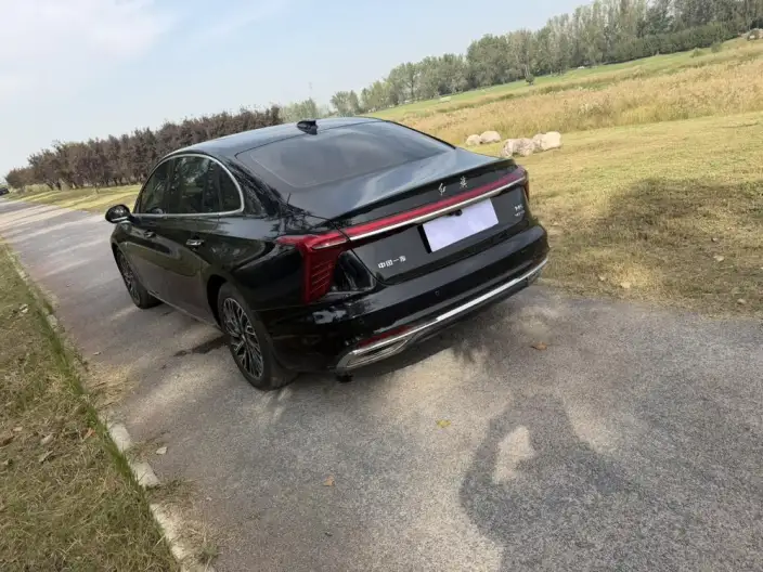 Hongqi H5 2025 Model 2.0T Automatic Flag Enjoy Edition