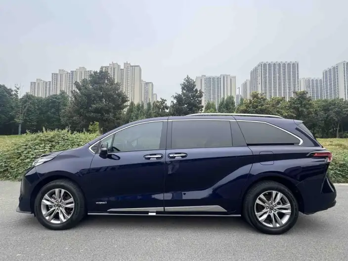 Toyota Sienna 2021 Model 2.5L Hybrid Platinum edition – фото 2